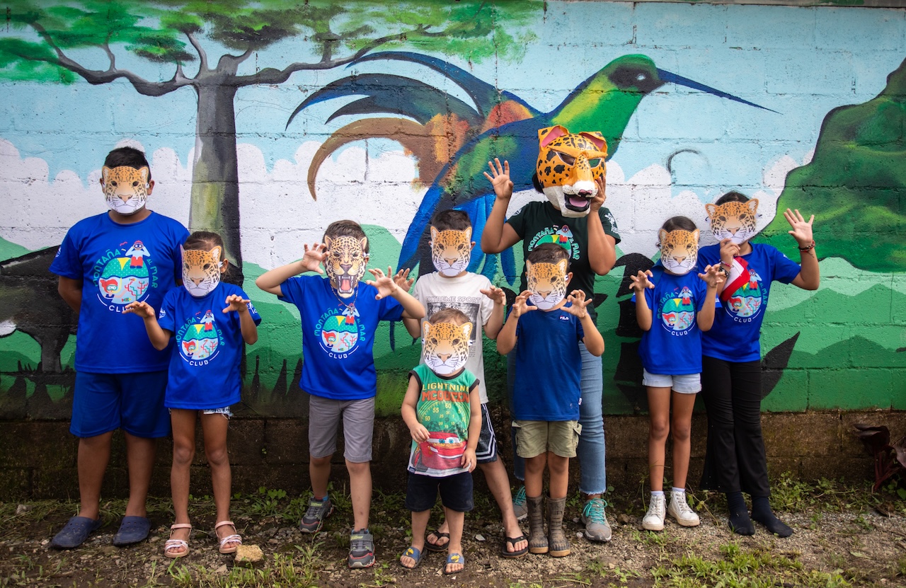 In de hele regio werkt Osa Conservation samen met een netwerk van scholen om lokale kinderen in contact te brengen met de natuur en hen enthousiast te maken voor het herwilderen in hun achtertuin. Foto door Ian Rock