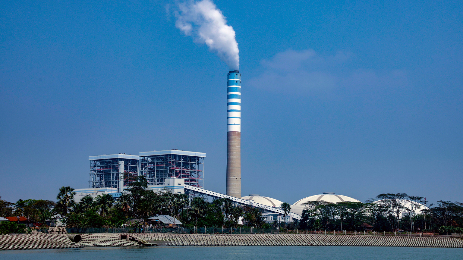 De Payra 1320 MW thermische energiecentrale verbruikt elke dag 10.000 tot 12.000 ton steenkool om elektriciteit op te wekken.