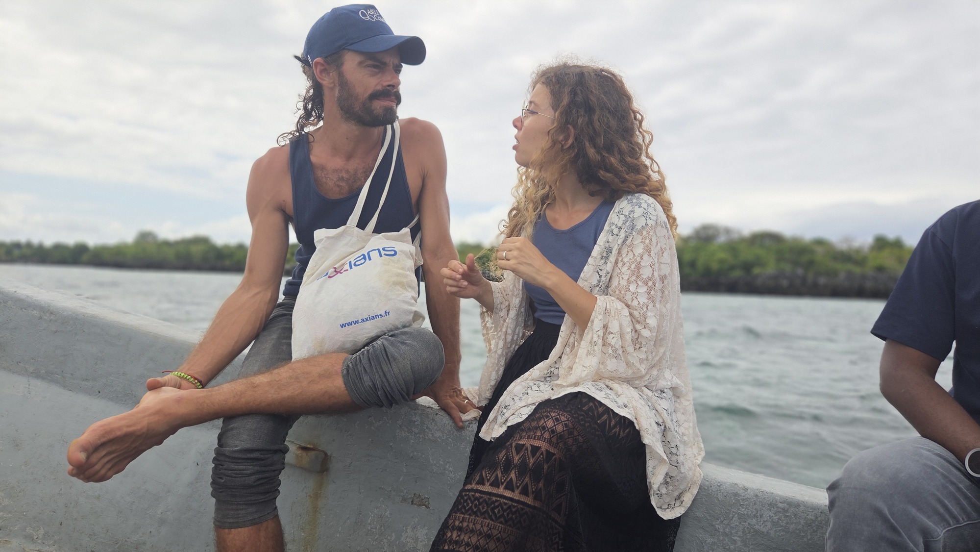 Asili-medeoprichters Tim Kluckow, links, en Alexandra Garcin aan boord van een boot tijdens Mongabay's bezoek aan Shamiani, Pemba Island, eind juni 2026. Afbeelding door David Akana/Mongabay.