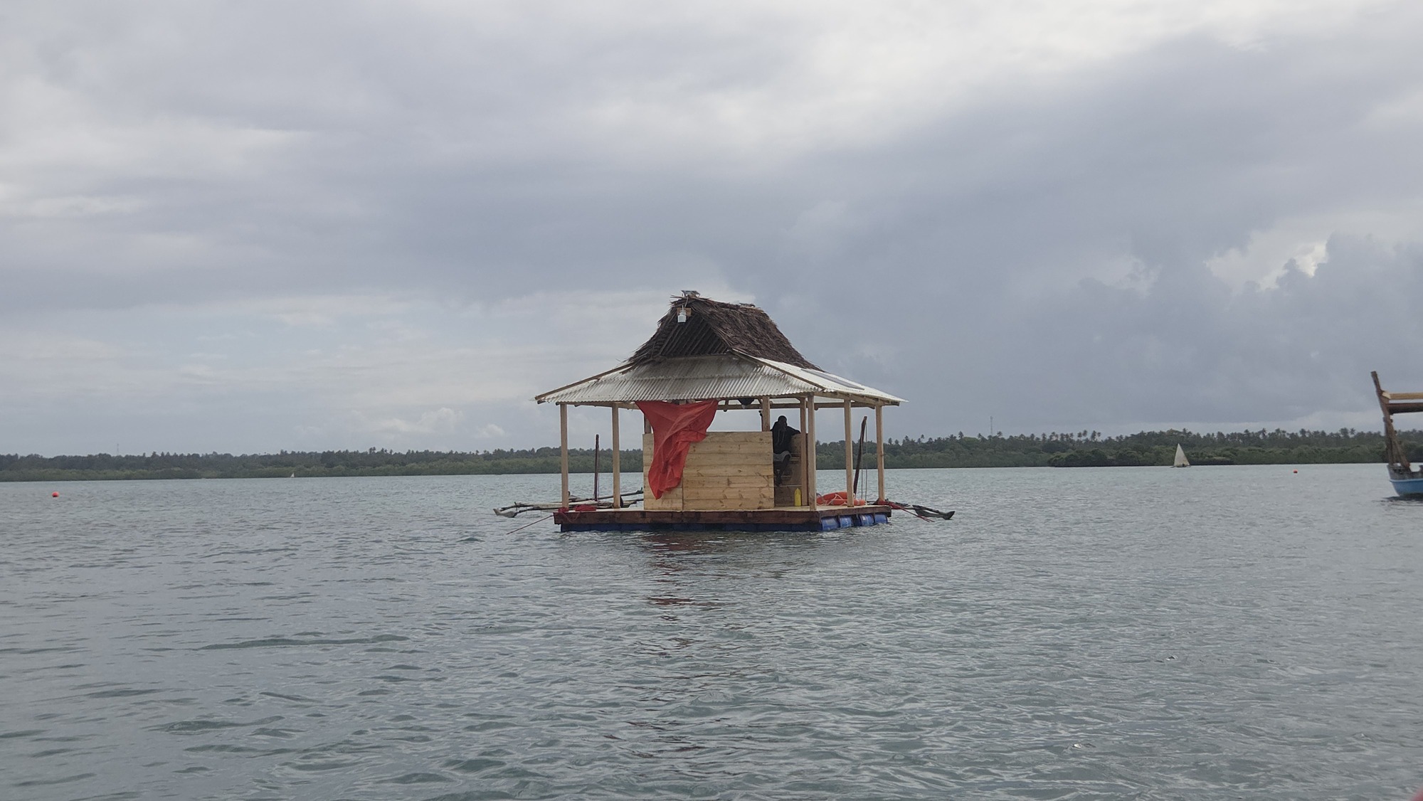 Een drijvende veiligheidshut biedt een monitoringpunt voor het zeekomkommerteeltgebied in Shamiani, op het eiland Pemba. Afbeelding door David Akana/Mongabay.