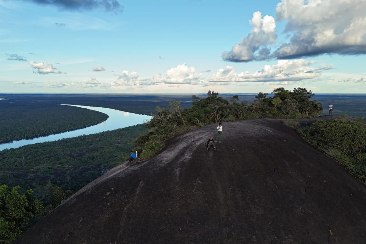 Guainía is een overgangslandschap tussen de Orinoco-savannen en het Amazone-regenwoud, bezaaid met rotspartijen van het Guyanaschild. Krediet: Rhett Ayers Butler