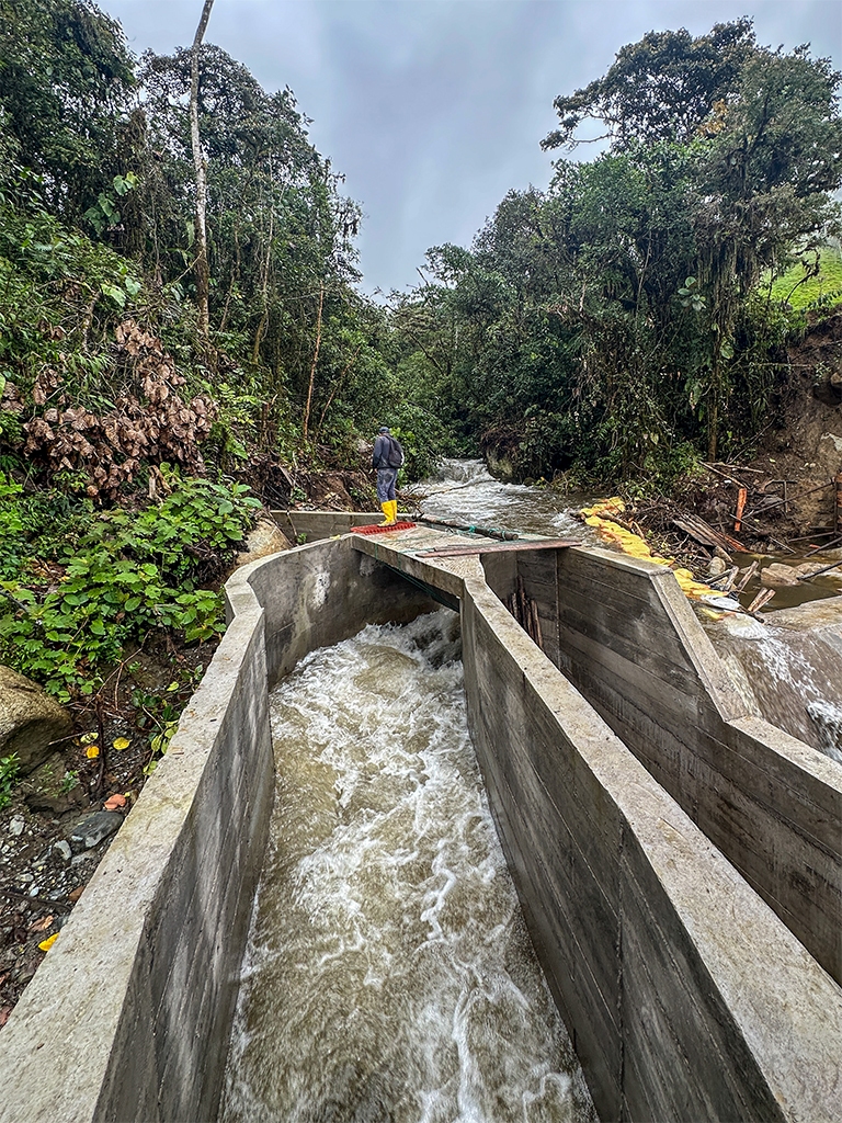 Een gemeenschapswerker van de Río Aguagrún Families Association neemt deel aan de bouwwerkzaamheden van de infrastructuur van de waterkrachtcentrale. Afbeelding met dank aan Fundación Futuro.