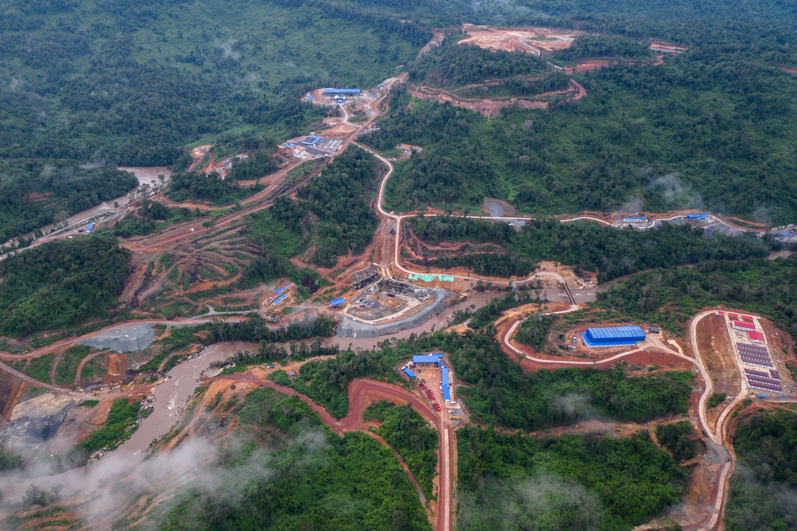 In oktober 2024 sloeg de ontbossing die verband hield met de bouw van de Middle Russei Chrum-dam al over naar het Southern Cardamom REDD+ projectgebied. Afbeelding door Gerald Flynn / Mongabay.