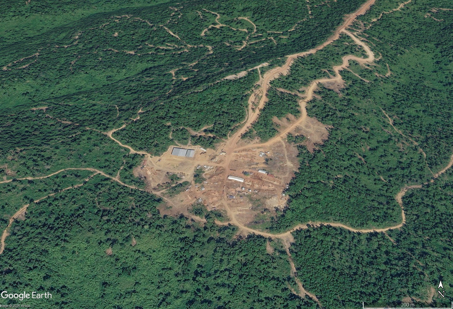 Satellietbeelden uit juli 2026 laten zien dat experts het erover eens zijn dat het een houtzagerij is, net ten noorden van het stuwmeer van de Russei Chrum Kandal-dam. Afbeelding afkomstig van Google Earth.
