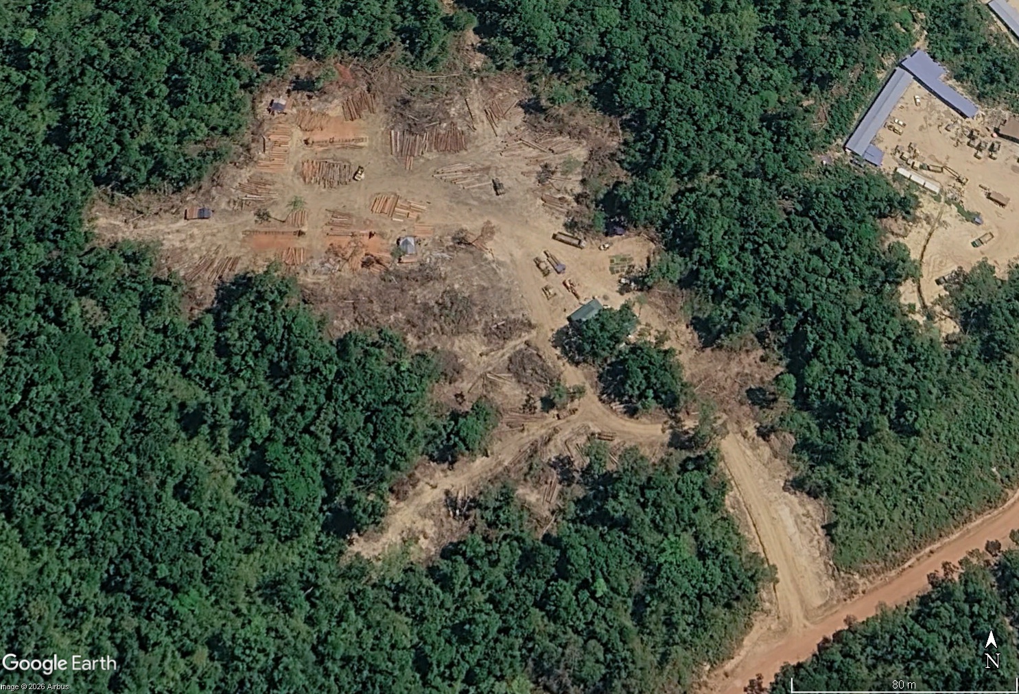 Wat lijkt op stapels gekapt hout zijn te zien op satellietbeelden van maart 2026 van de bouwplaats van de Veal Thmor Kambot-dam. Afbeelding afkomstig van Google Earth.