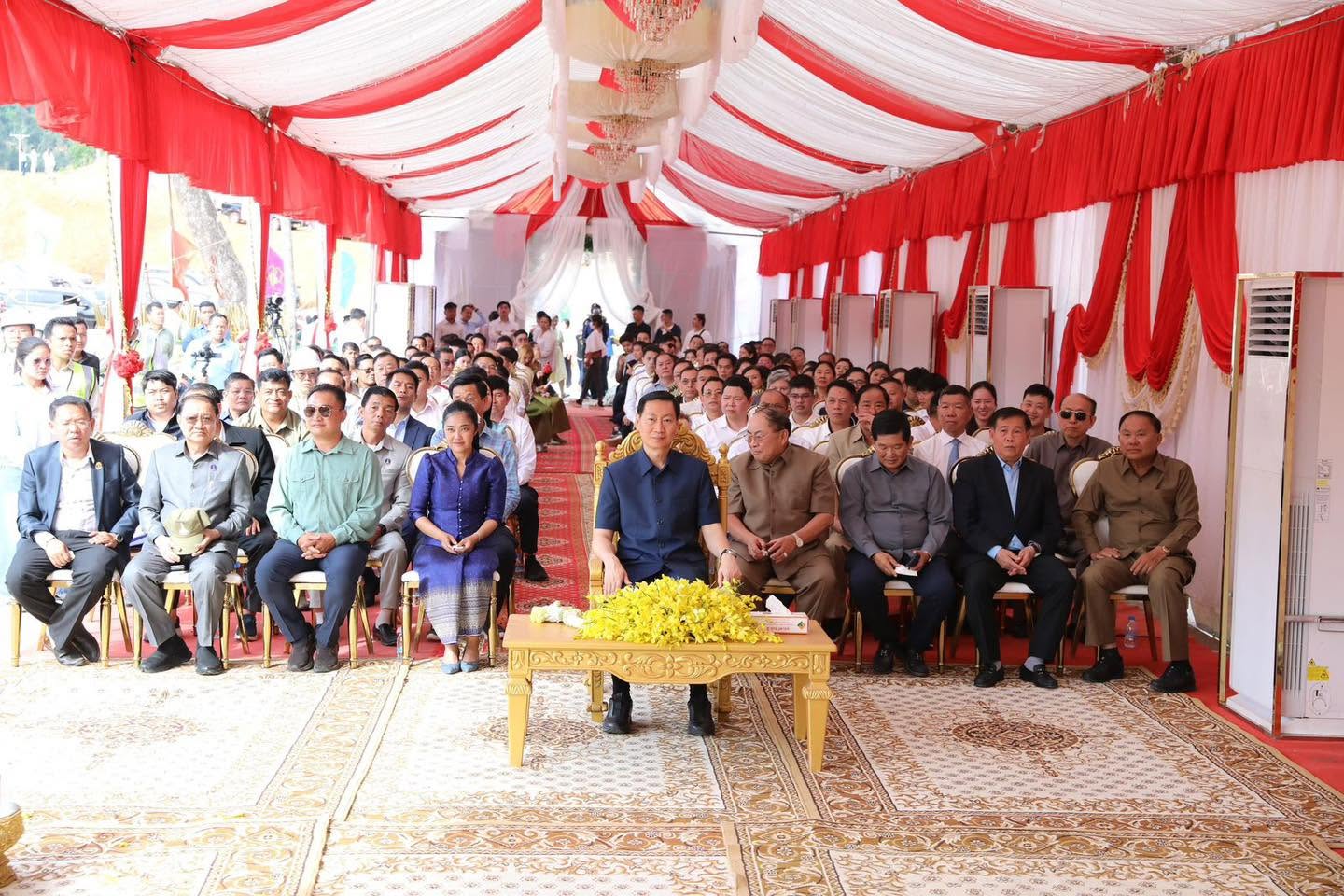 De Cambodjaanse minister van Energie Keo Rottanak (uiterst links in het rechter gangpad) zit naast Khmer Electrical Power-voorzitter Kok An (tweede van links in het rechter gangpad), vergezeld door de beruchte tycoon Ly Yong Phat (uiterst rechts in het rechter gangpad). Afbeelding afkomstig van de officiële Facebook-pagina van Keo Rottanak.
