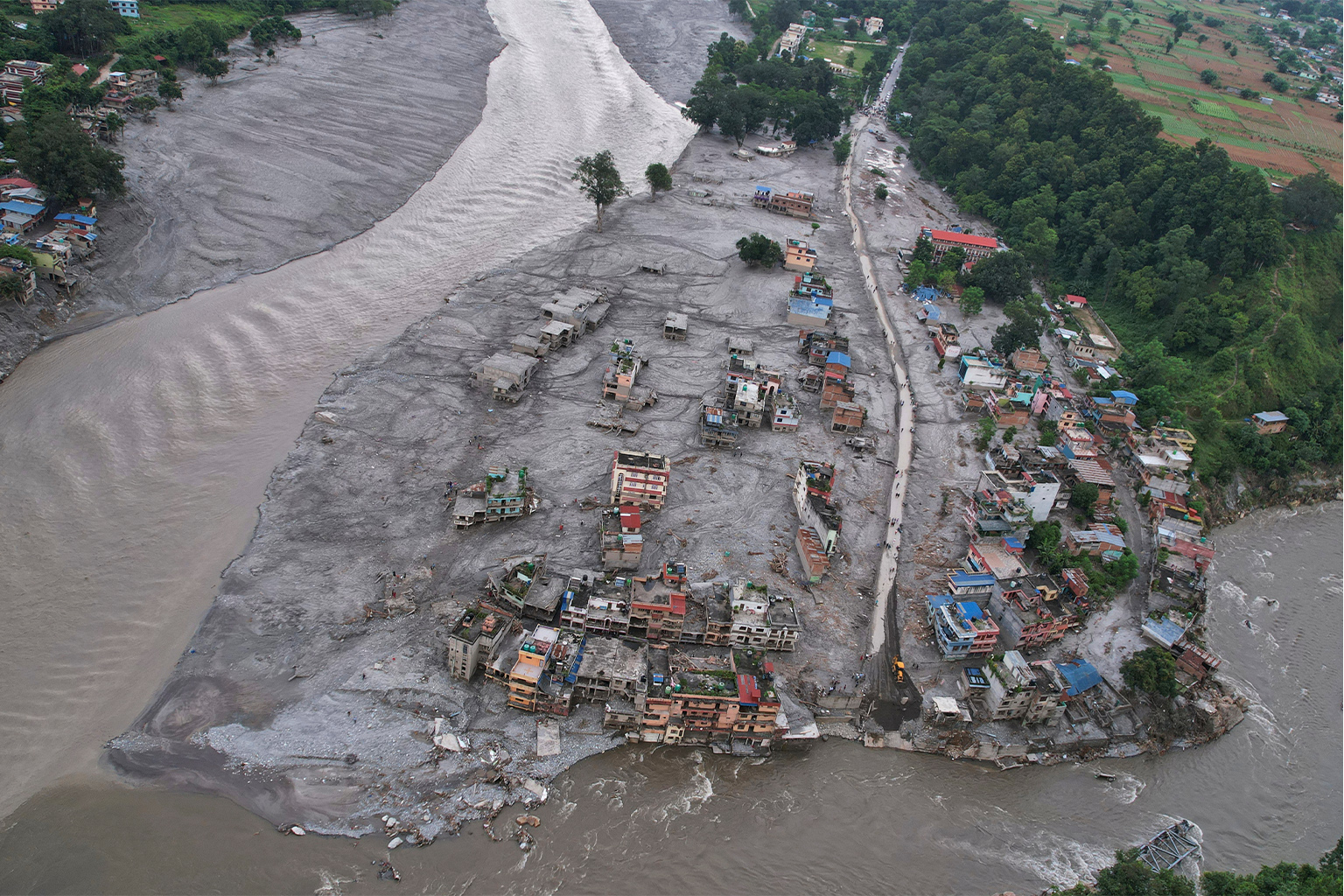 Nasleep van plotselinge overstromingen aan de samenvloeiing van de rivieren Trishuli en Tadi in het Devighat-gebied van het Nuwakot-district