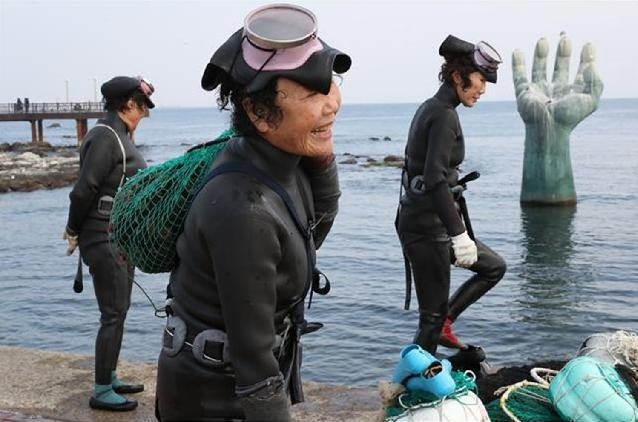 Haenyeo uit de gemeente Homigot, waartoe ook Guman-ri en Daebo-ri behoren, in de Zuid-Koreaanse provincie Noord-Gyeongsang. Afbeelding met dank aan de provinciale overheid van Noord-Gyeongsang.