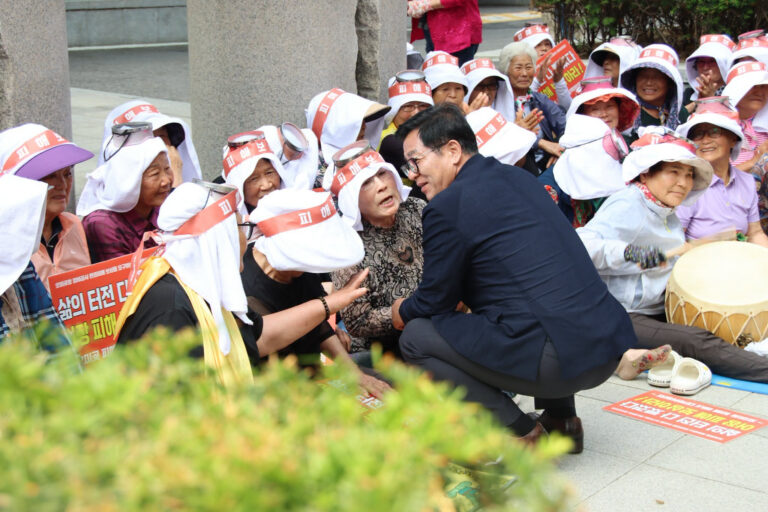 Het Zuid-Koreaanse parlementslid Lee Sang-hwi, die Pohang vertegenwoordigt, ontmoet de protesterende haenyeo in Seoul op 30 augustus 2026. Afbeelding met dank aan Lee Sang-hwi.