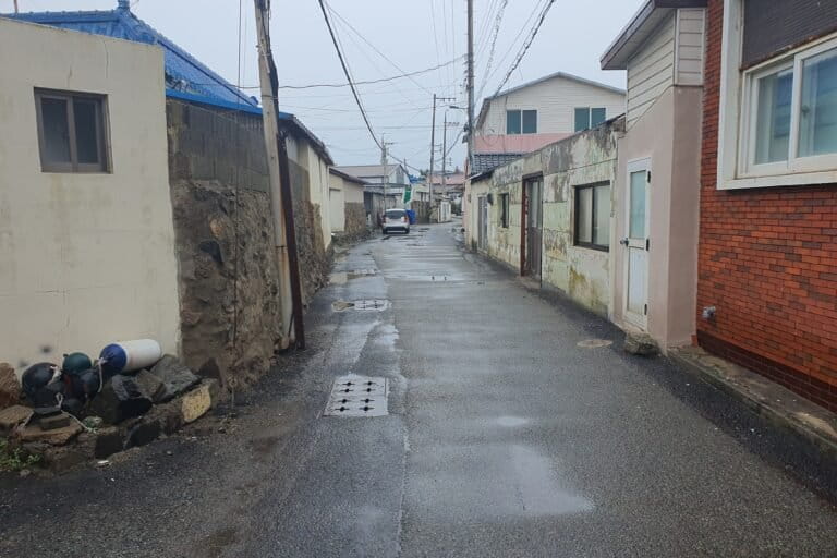 Een steegje in Guman-ri, een vissersdorpje aan de oostkust van Zuid-Korea.