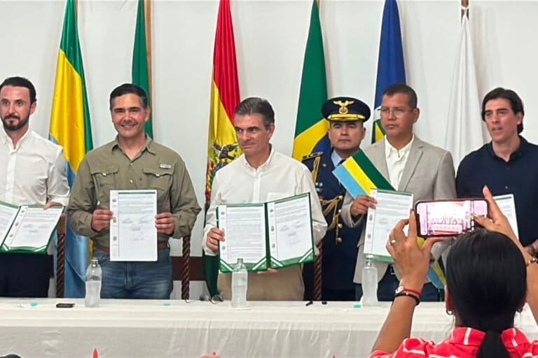 President Rodrigo Paz, midden, houdt de ondertekende overeenkomst van 31 juli 2026 omhoog om te beginnen met studies voor de snelweg tussen San Ignacio de Velasco en Marfil. Afbeelding met dank aan het Boliviaanse ministerie van Duurzame Productie, Milieu en Water.