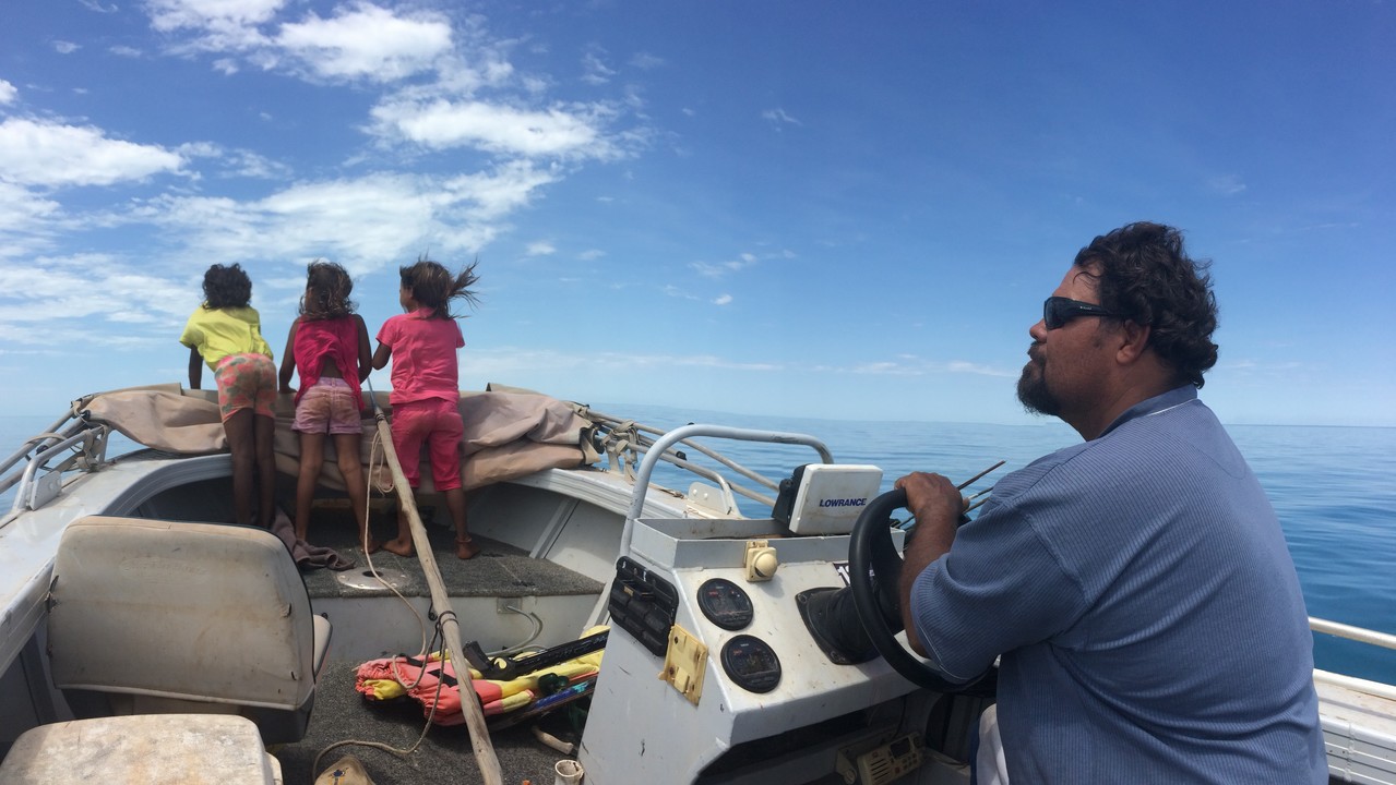 Phillip “Bibido” McCarthy, Bardi Jawi Ranger-coördinator voor Kimberly Land Council, Sunday Islands, One Arm Point. Afbeelding met dank aan © Lockie Cooke, iyarn - Oprichter en door Bardi geadopteerd lid van de gemeenschap.