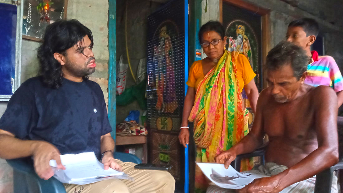 Een onderzoeker interviewt een lokale visser in India aan de hand van illustraties van rivierhaaien en roggen om lokale ecologische kennis te verzamelen over deze ongrijpbare zoetwatersoorten. Afbeelding met dank aan Priyankar Chakraborty.