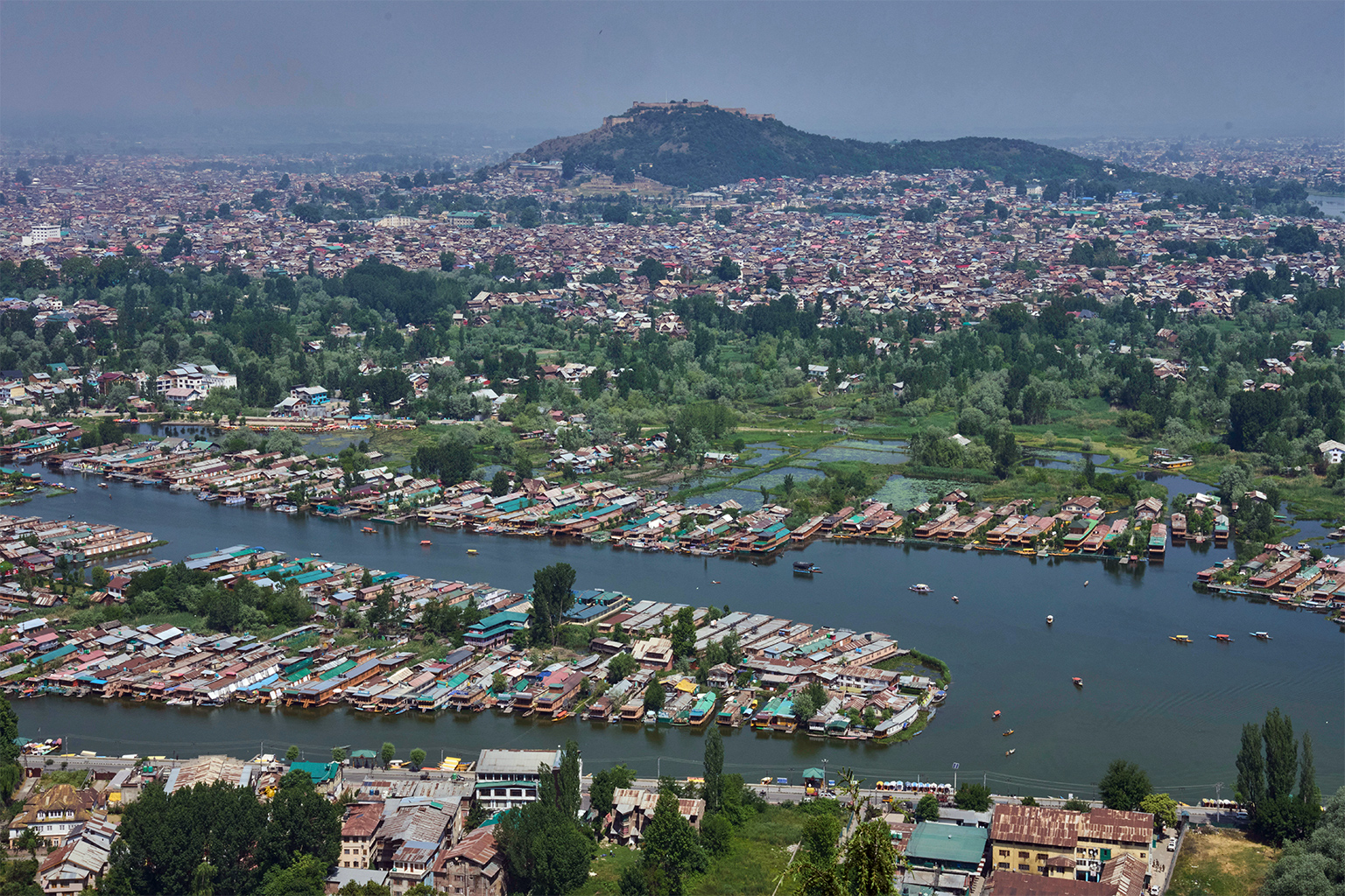Rijen woonboten in Dal Lake