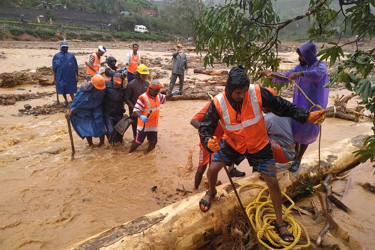 Slachtoffers van de overstromingen worden geëvacueerd naar veiliger gebieden in Kerala, India, op deze afbeelding uit 2018.