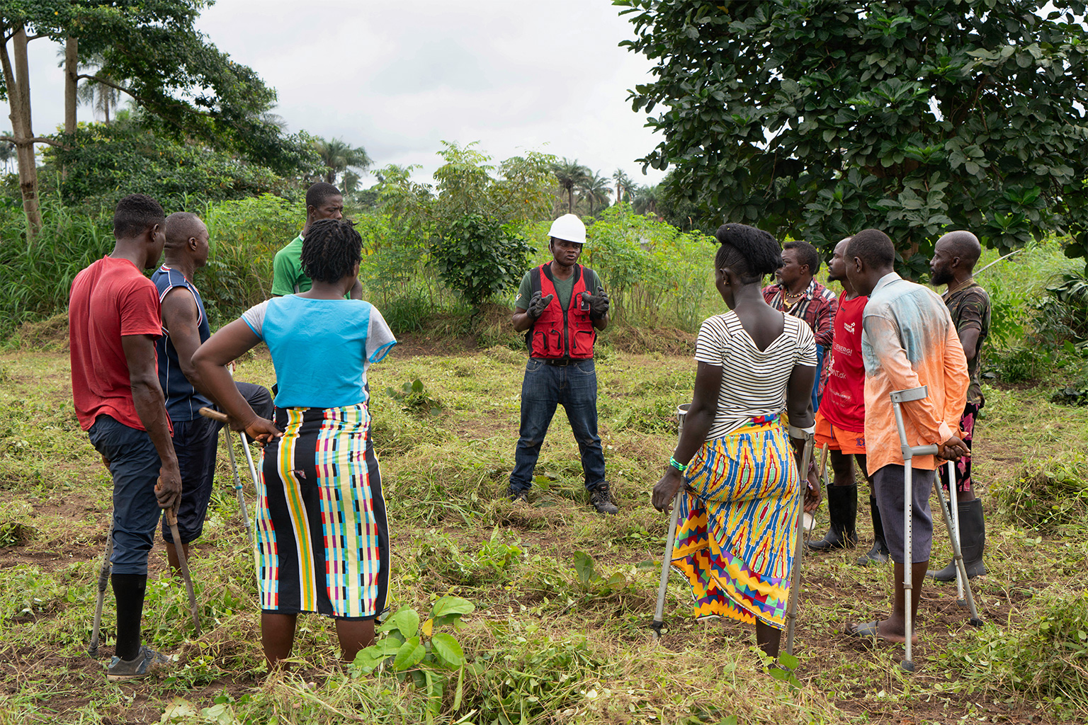 Mambud Samai, de oprichter van Farming on Crutches en predikant, leidt een sessie over duurzame landbouw in Freetown, Sierra Leone. 