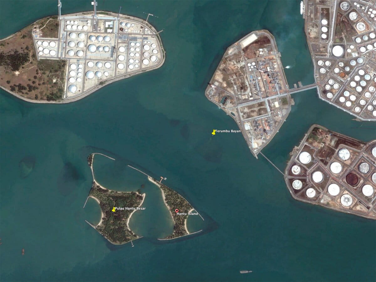 Google Vroege foto van het gebied rond Terumbu Bayan in 2003.