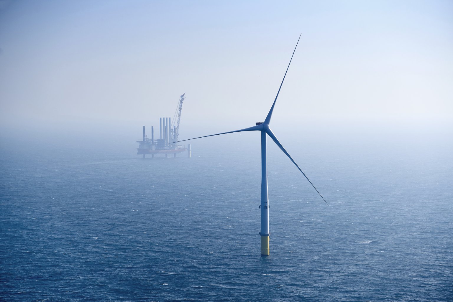 Een windturbine bij het windpark Horns Rev 3 in de Noordzee voor de kust van Denemarken, geëxploiteerd door het in Stockholm gevestigde Vattenfall.