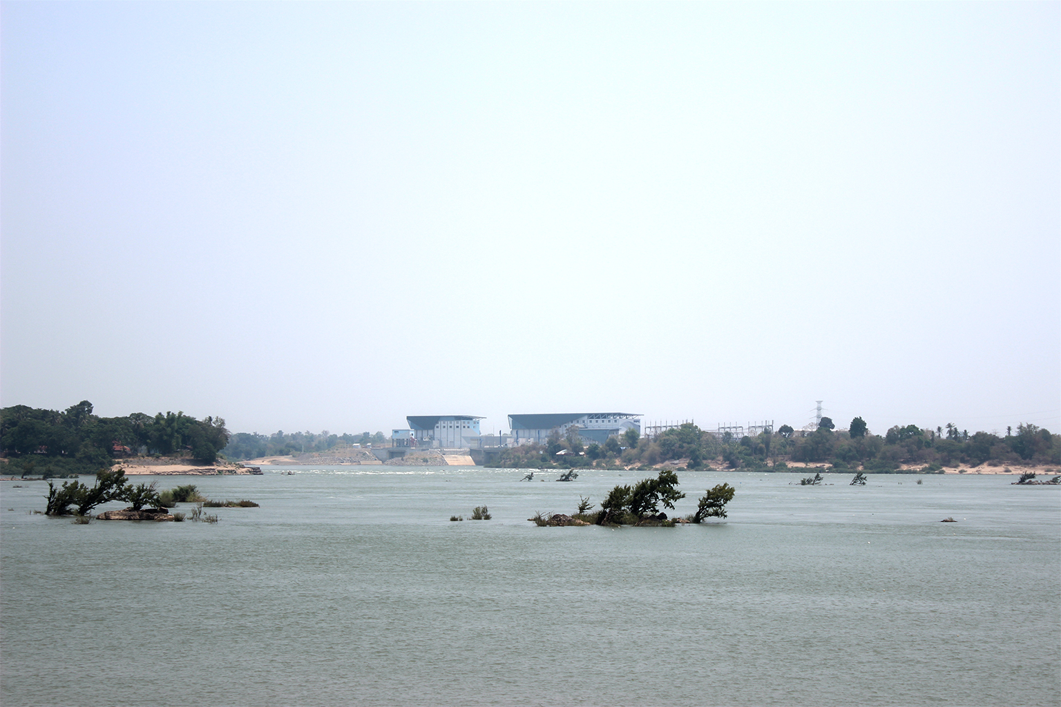 De waterkrachtdam Don Sahong ligt op minder dan 2 km van de Cambodjaanse grens in Laos.