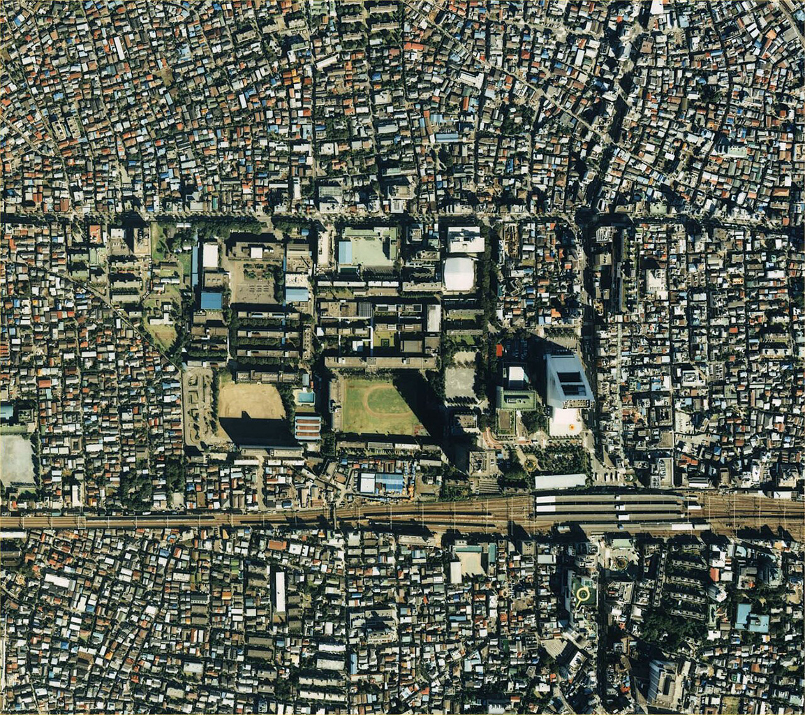 Een luchtfoto van Tokio, Japan, uit 1989 toont de grote hoeveelheid oppervlakte die daken in stedelijke omgevingen in beslag nemen. 