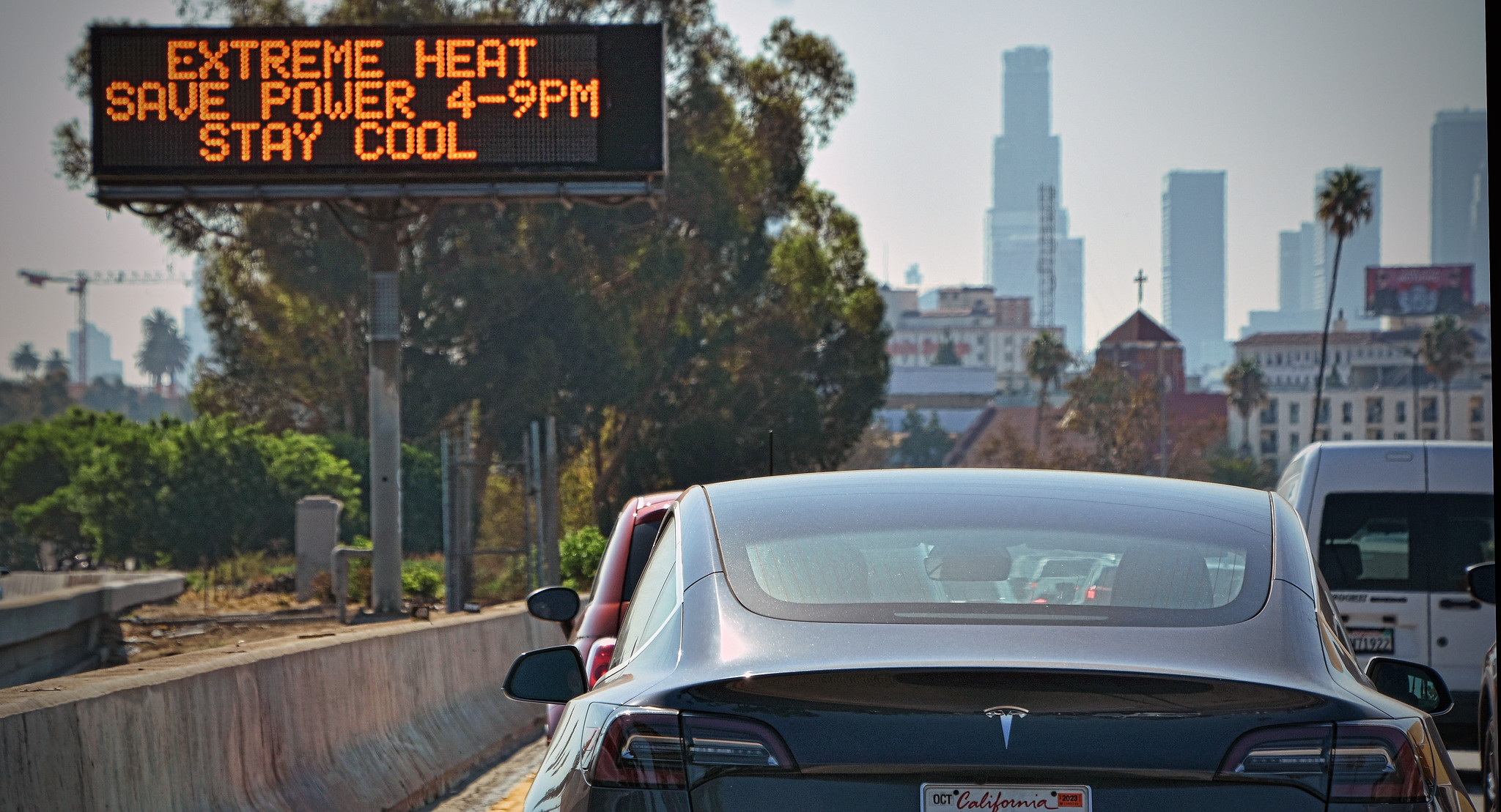 Auto's passeren een waarschuwing voor extreme hitte in Californië. 