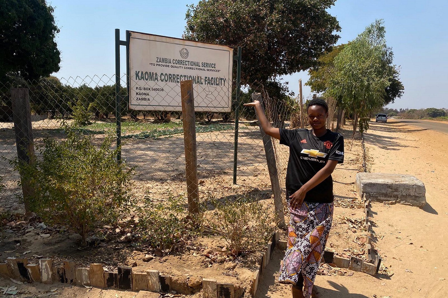 Een onderzoeker* bezoekt de Kaoma Correctional Facility in Kaoma, Zambia, om gevangenen te interviewen die vastzitten wegens natuurcriminaliteit.