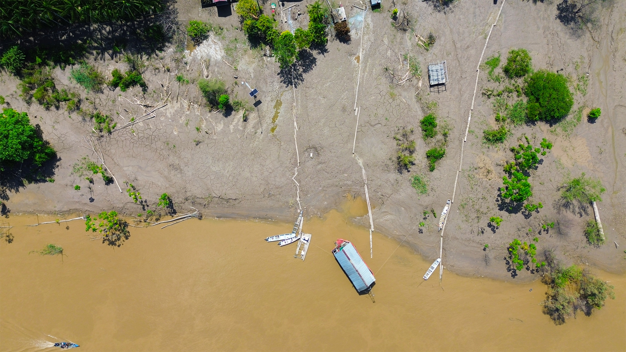 Bewoners van de riviergemeenschap Paraíso Grande, gelegen op 30 minuten met de snelle boot van de stad Humaitá, zeggen dat het risico op ongelukken met grote konvooien toeneemt tijdens het hoogwaterseizoen van de rivier de Madeira, wanneer de oevers onder water staan. Afbeelding door Karla Mendes/Mongabay.