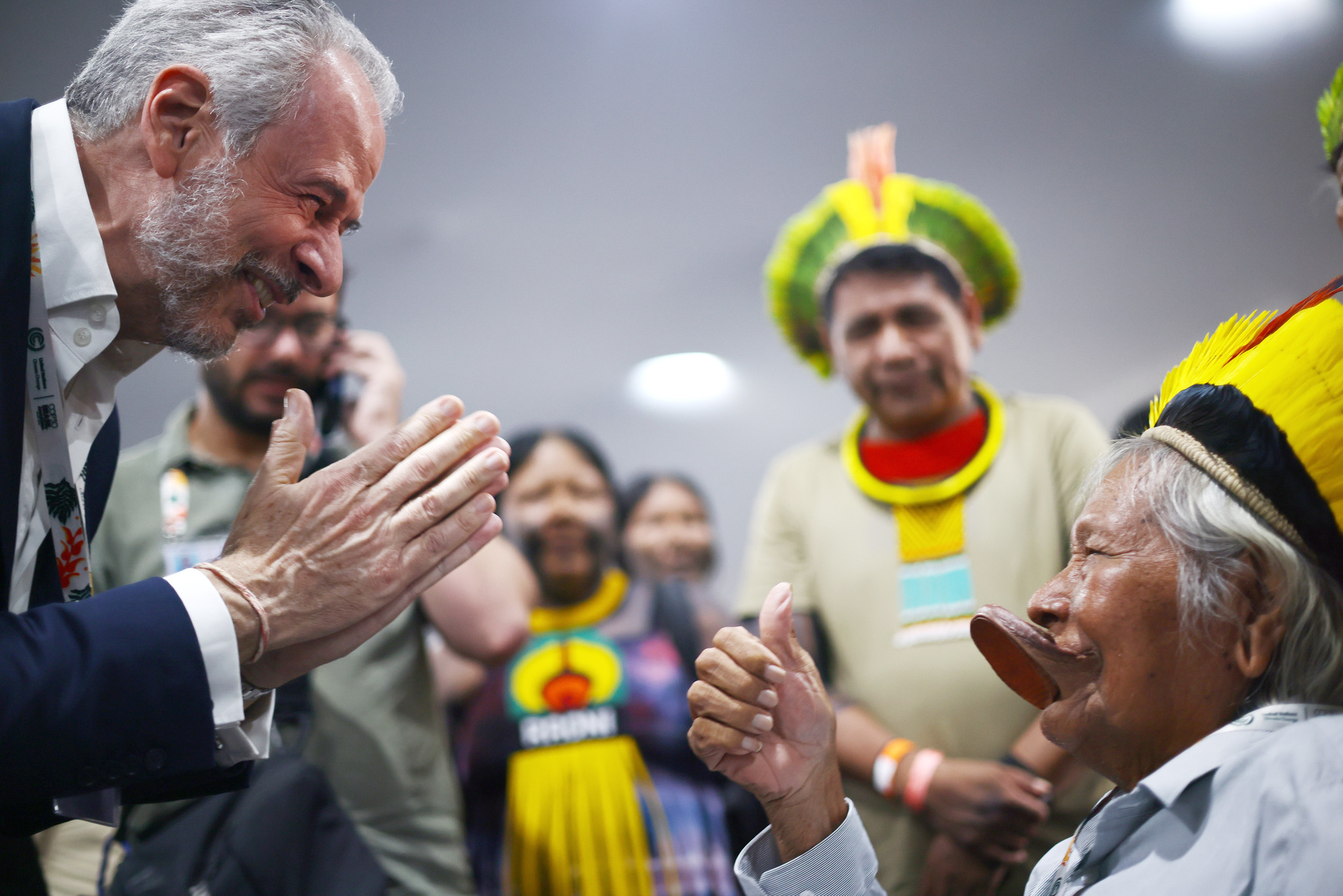 COP30-president André Corrêa do Lago begroet het inheemse hoofd van Brazilië, Raoni Metuktire, in de Blauwe Zone op de 30e Conferentie van de Partijen (COP30). Afbeelding met dank aan Ueslei Marcelino/COP30.