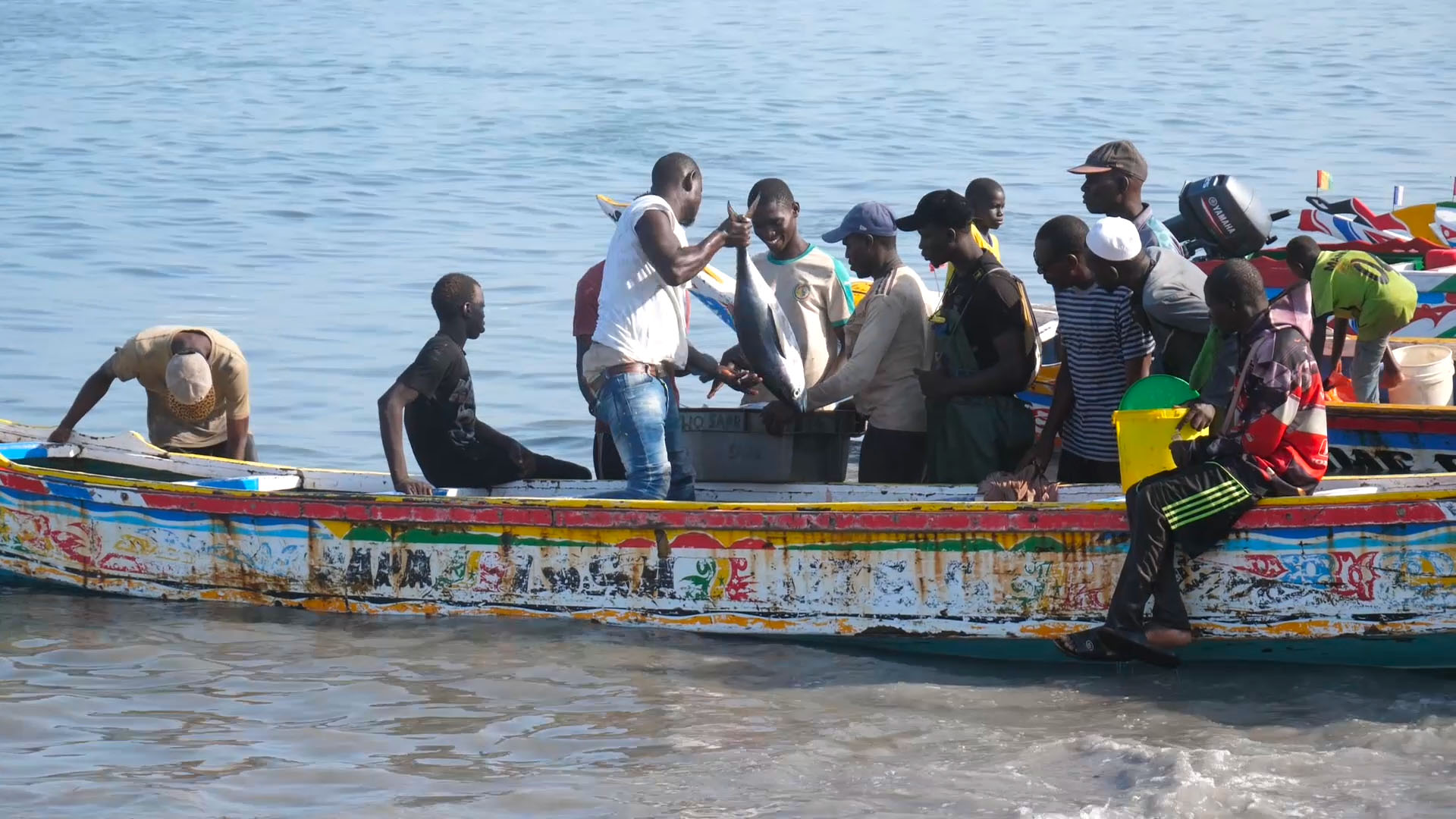 Vissers in een kleine boot in Dakar, Senegal.