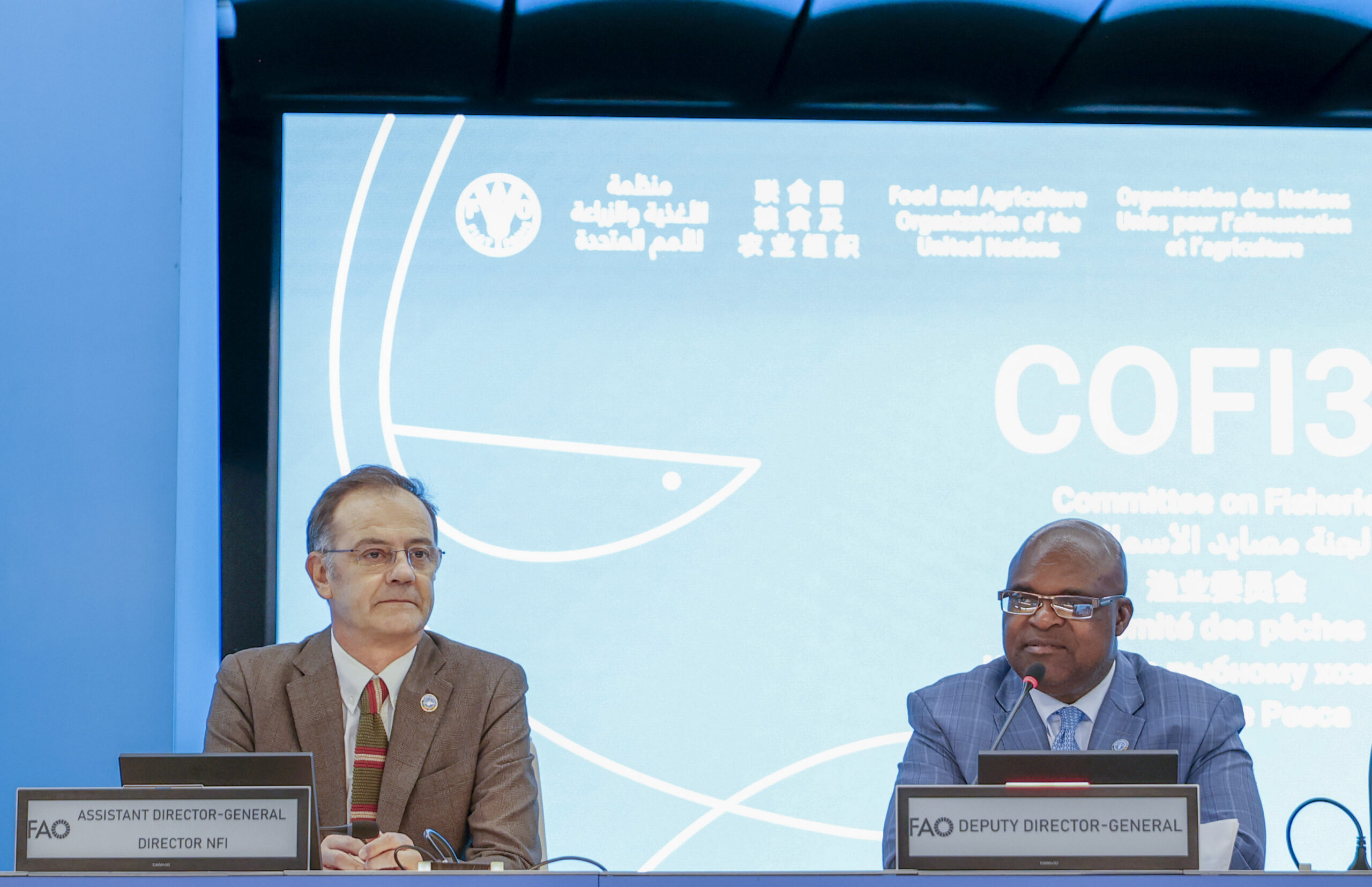 Godfrey Magwenzi, plaatsvervangend directeur-generaal en kabinetschef van de Voedsel- en Landbouworganisatie van de VN, legt zijn verklaring af tijdens de slotsessie van COFI37 in Rome op 11 september 2026, samen met Manuel Barange, adjunct-directeur en directeur van de FAO-divisie Visserij en Aquacultuur.
