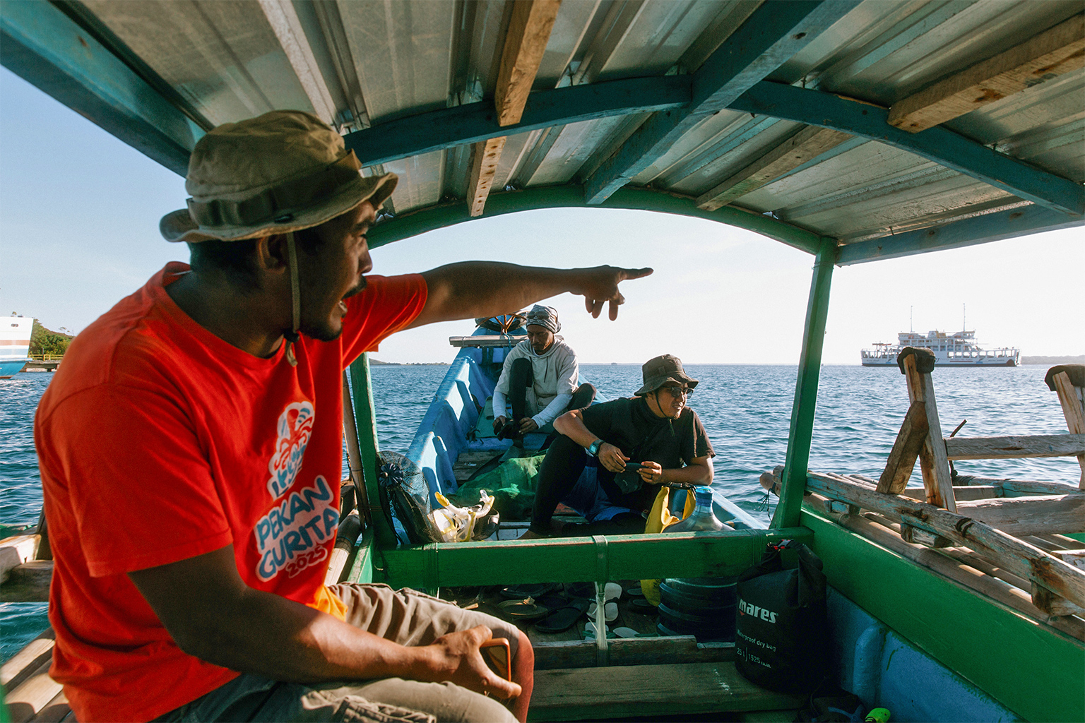 Welnu, een van de PELITA-vissers deelt zijn kennis van de lokale eilanden en de geschiedenis van de Bajau in de regio 