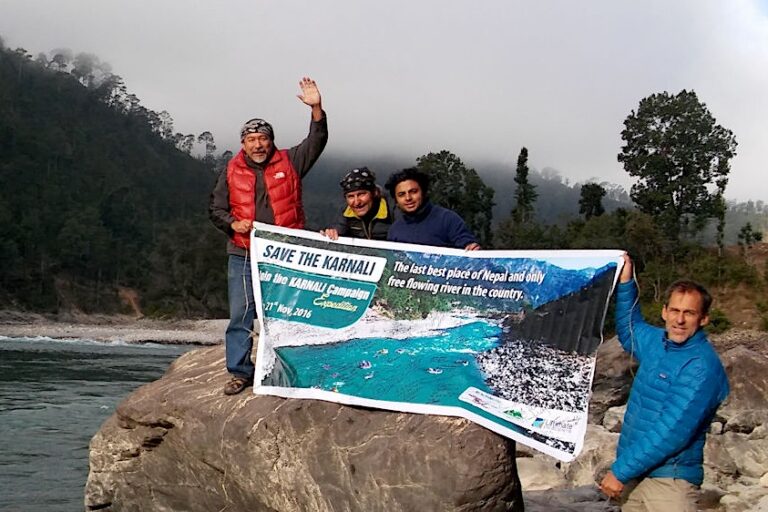 Co-auteurs van commentaar Megh Ale (uiterst links) en Gary Wockner (uiterst rechts) nabij de voorgestelde damlocatie aan de Karnali-rivier in Nepal. Afbeelding met dank aan Catherine Ebeling.