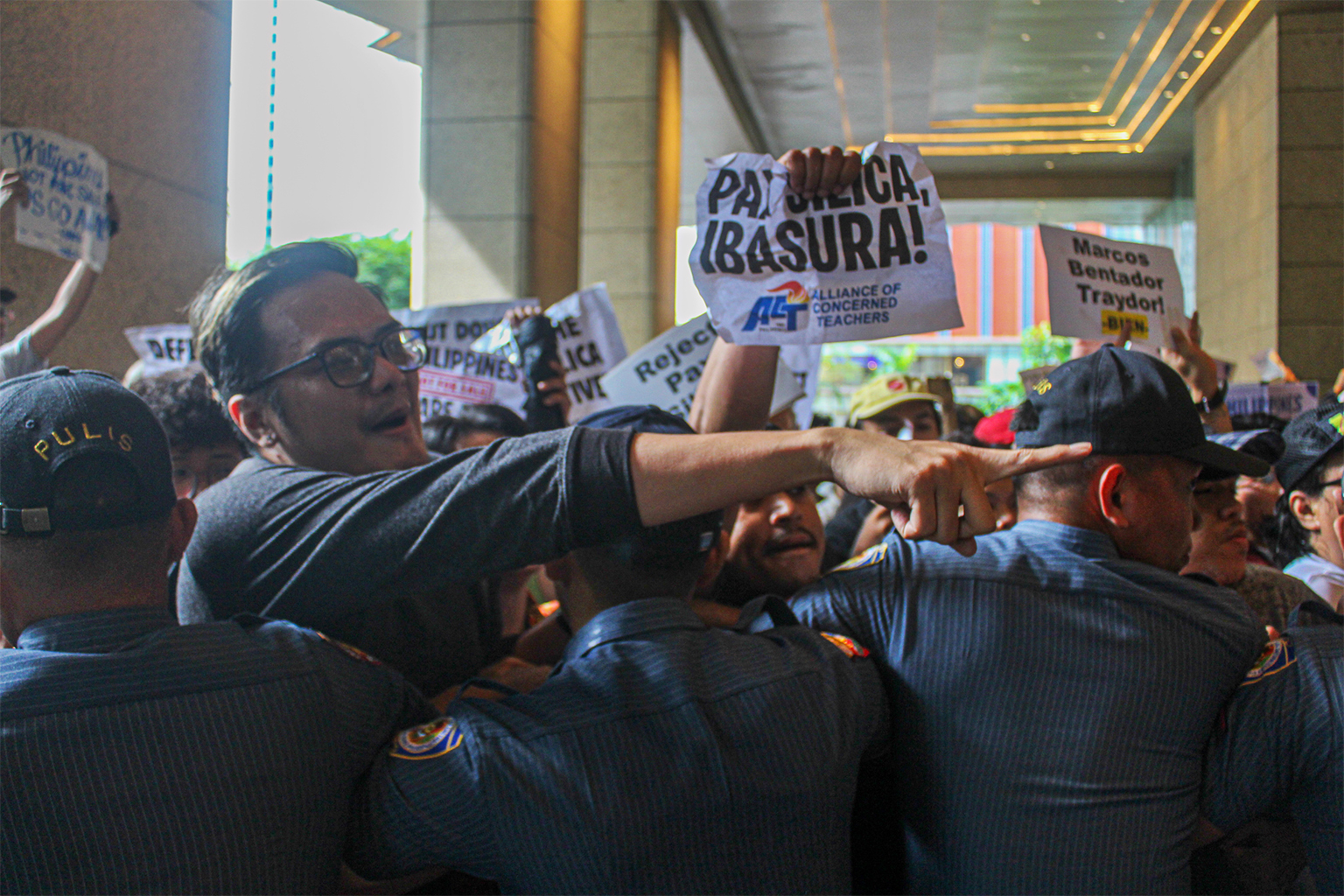 Demonstranten verzamelden zich buiten het Grand Hyatt Manila