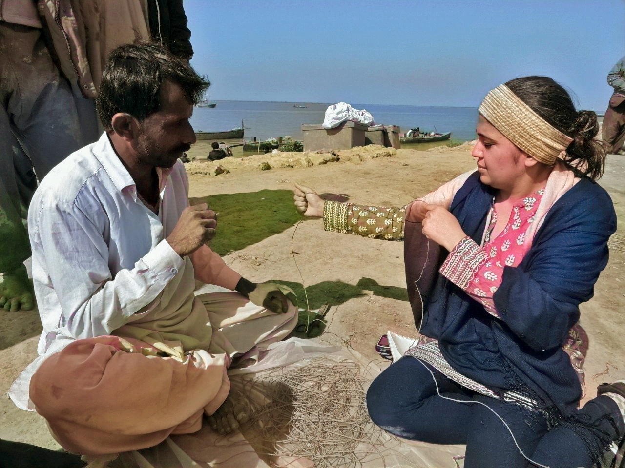Onderzoek doen onder een Indus-vissersgemeenschap. 