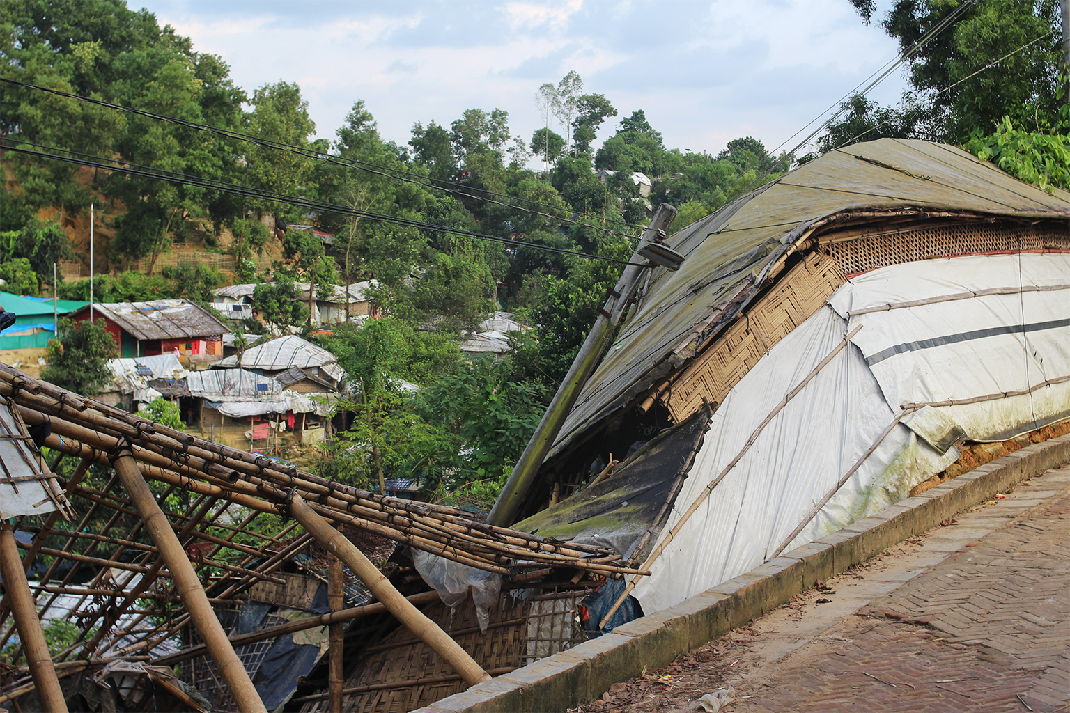 Het geïmproviseerde huis van een Rohingya-familie in kamp 8 in Ukhiya stortte in als gevolg van een aardverschuiving tijdens deze moesson.