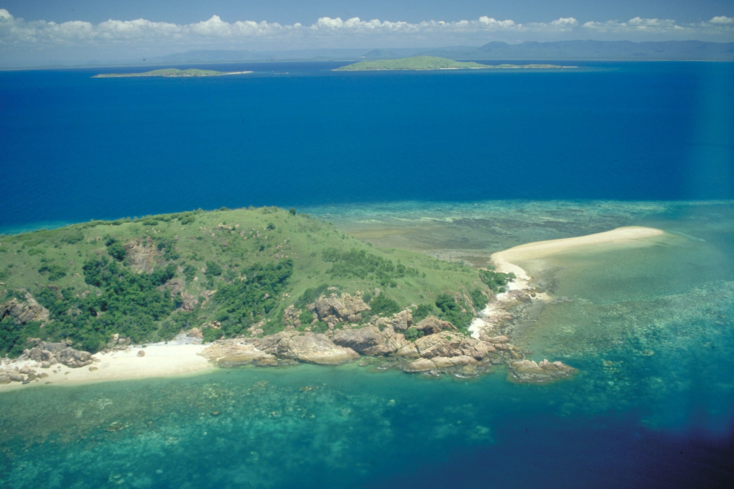 Acheron Island voor de kust van Queensland, in het noordoosten van Australië, omgeven door stukken gebleekt koraal.