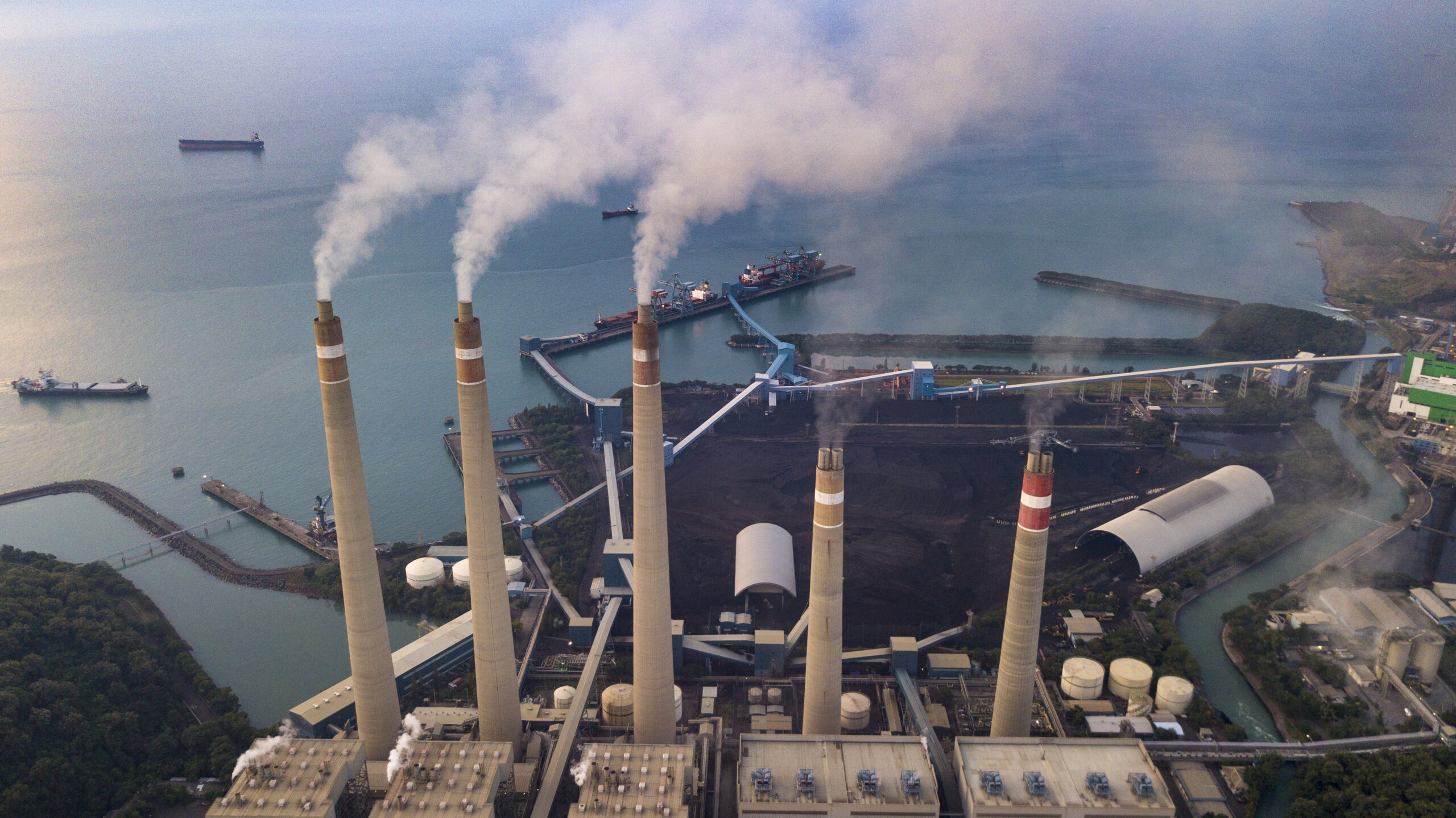 Kolencentrale Suralaya in Cilegon City, provincie Banten, Indonesië. Experts zeggen dat de beste kans voor koraalriffen is om de uitstoot van broeikasgassen snel terug te dringen en tegelijkertijd gebieden te beschermen die een toevluchtsoord kunnen bieden tegen de opwarming van de oceaan.