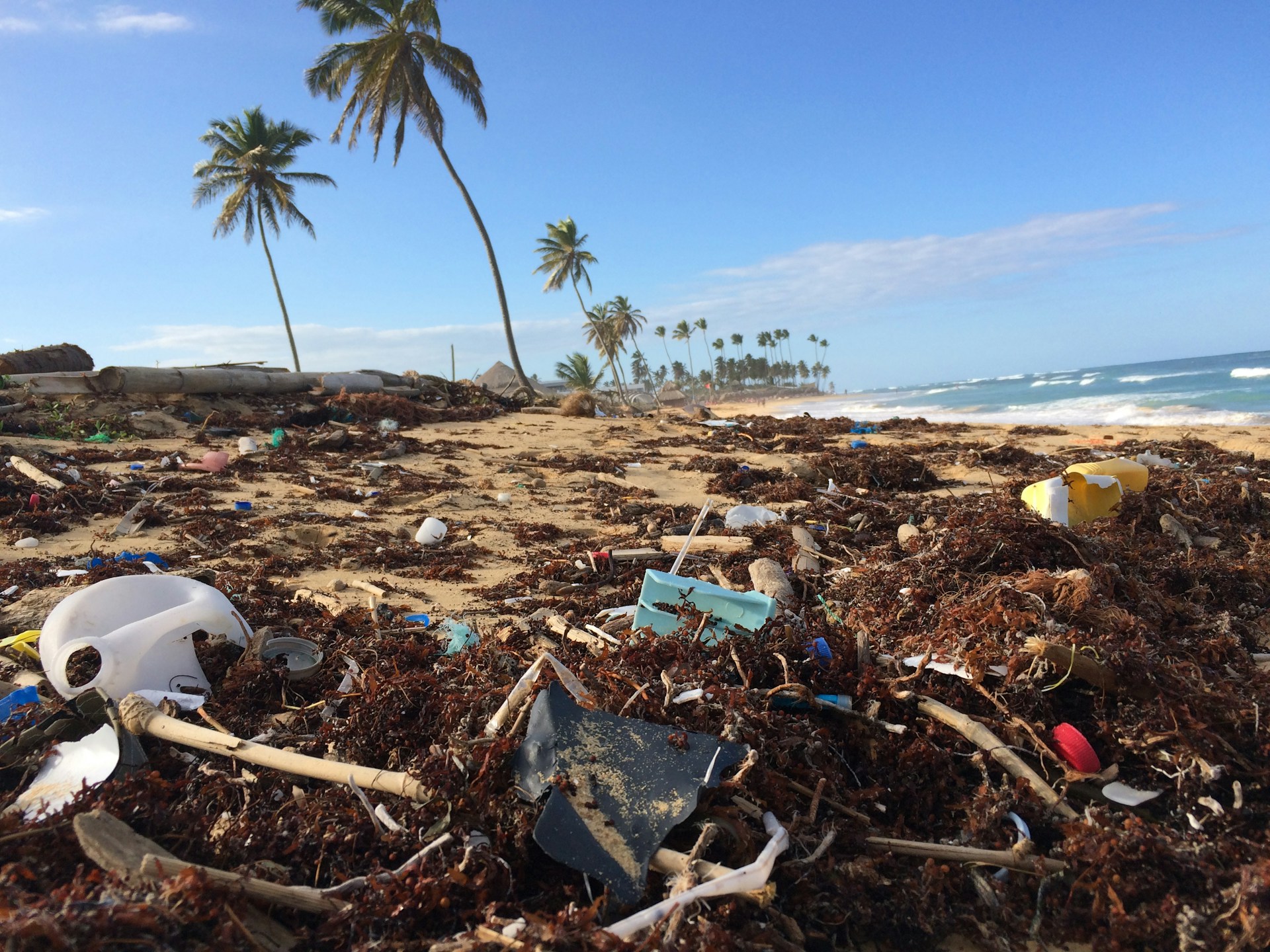 Een oceaanstrand vol plastic afval. 