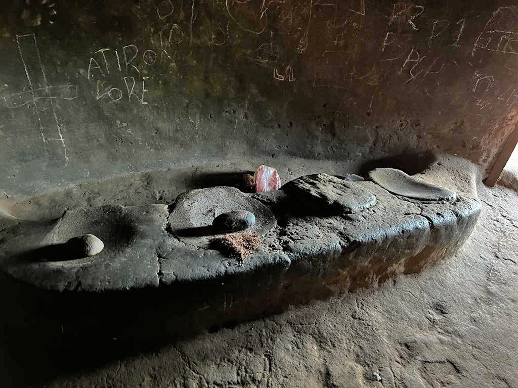Traditionele maalstenen in Karamoja, Oeganda, essentieel voor de voedselbereiding in de regio.