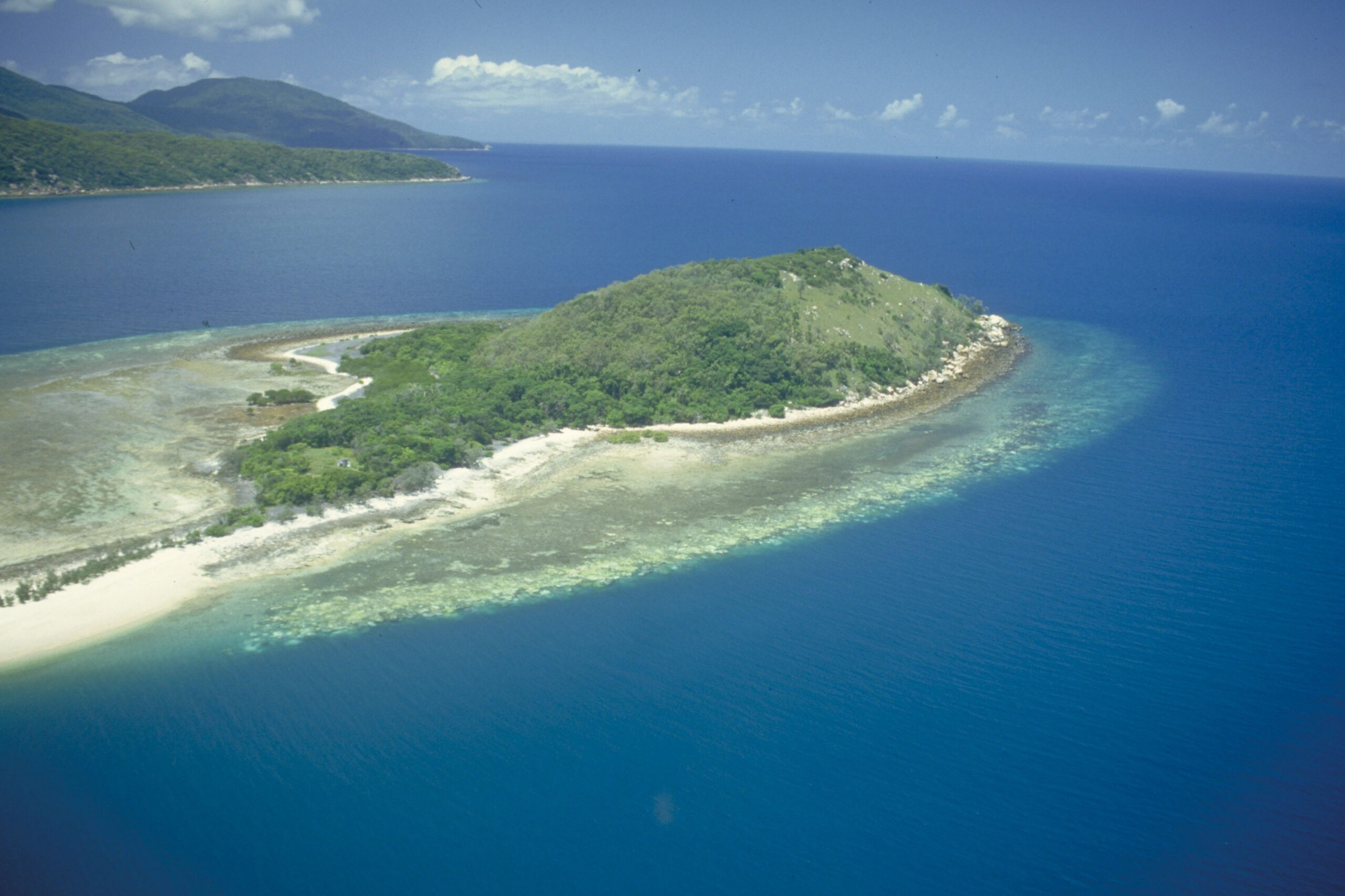 Het rif rond Brisk Island in Queensland, Australië, vertoont langs de buitenrand zware verbleking.