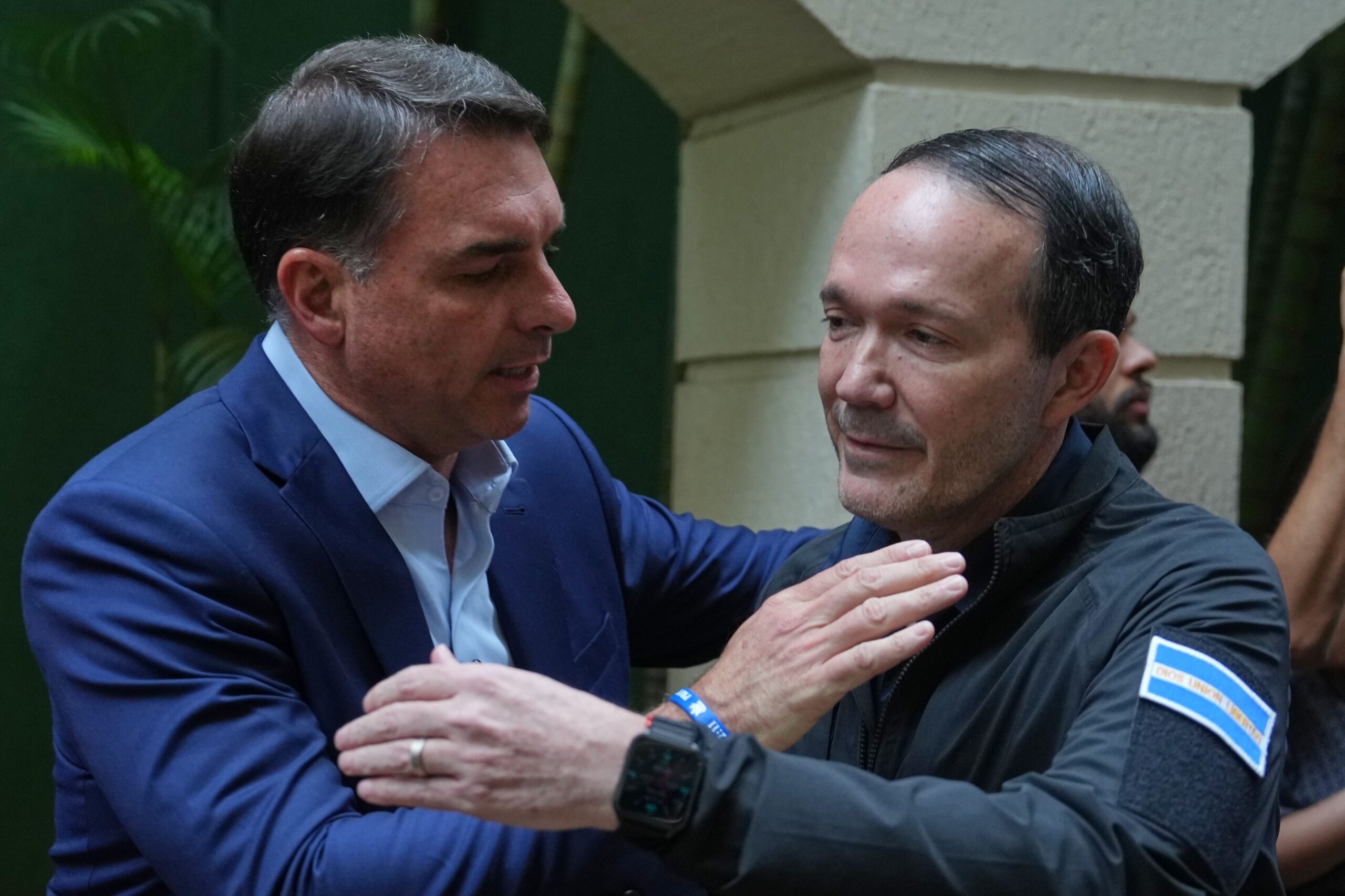Oppositie-presidentskandidaat Flavio Bolsonaro (links) begroet El Salvador's minister van Justitie en Openbare Veiligheid Hector Gustavo Villatoro tijdens een bijeenkomst in Sao Paulo, zondag 30 augustus 2026. Afbeelding door AP Photo/Andre Penner.