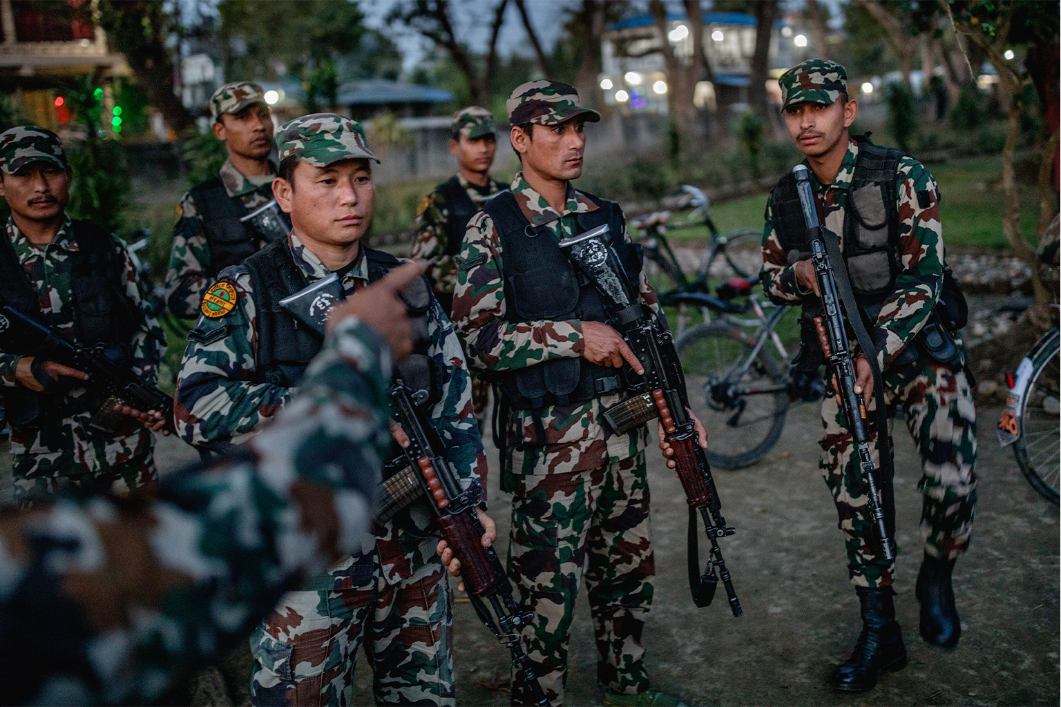 Soldaten patrouilleren in de bossen en aangrenzende gebieden van Chitwan National Park tegen stroperij.