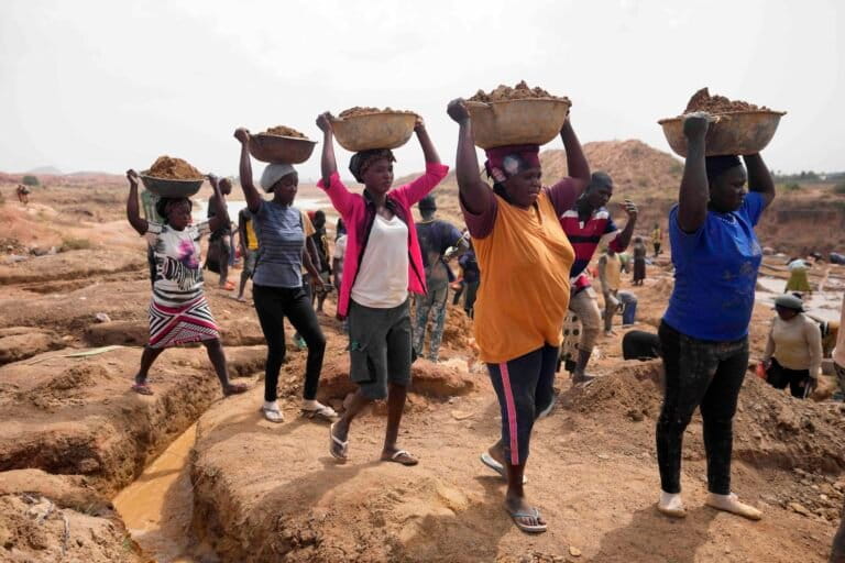 Vrouwen werken op een illegale tinmijnlocatie in Jos, Nigeria, woensdag 3 april 2024. De recente arrestaties komen op een moment dat Nigeria de winning van cruciale mineralen wil reguleren, illegale activiteiten wil beteugelen en beter wil profiteren van zijn minerale hulpbronnen. Afbeelding door AP Photo/Sunday Alamba.