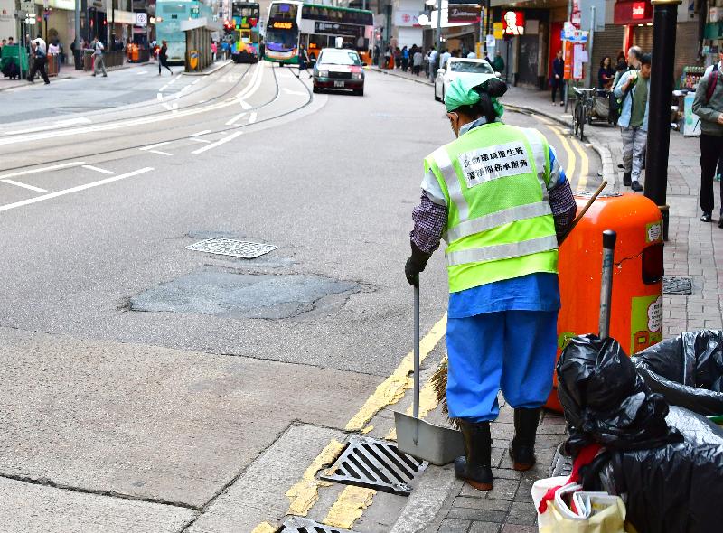 Een straatveger in Hong Kong. Afbeelding met dank aan de regering van Hongkong.