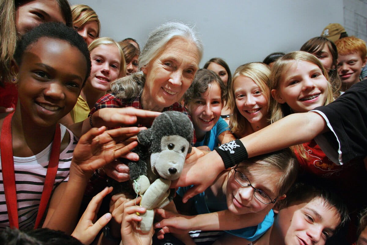 Jane Goodall met Roots & Shoots-leden. Foto door Robert Ratzer
