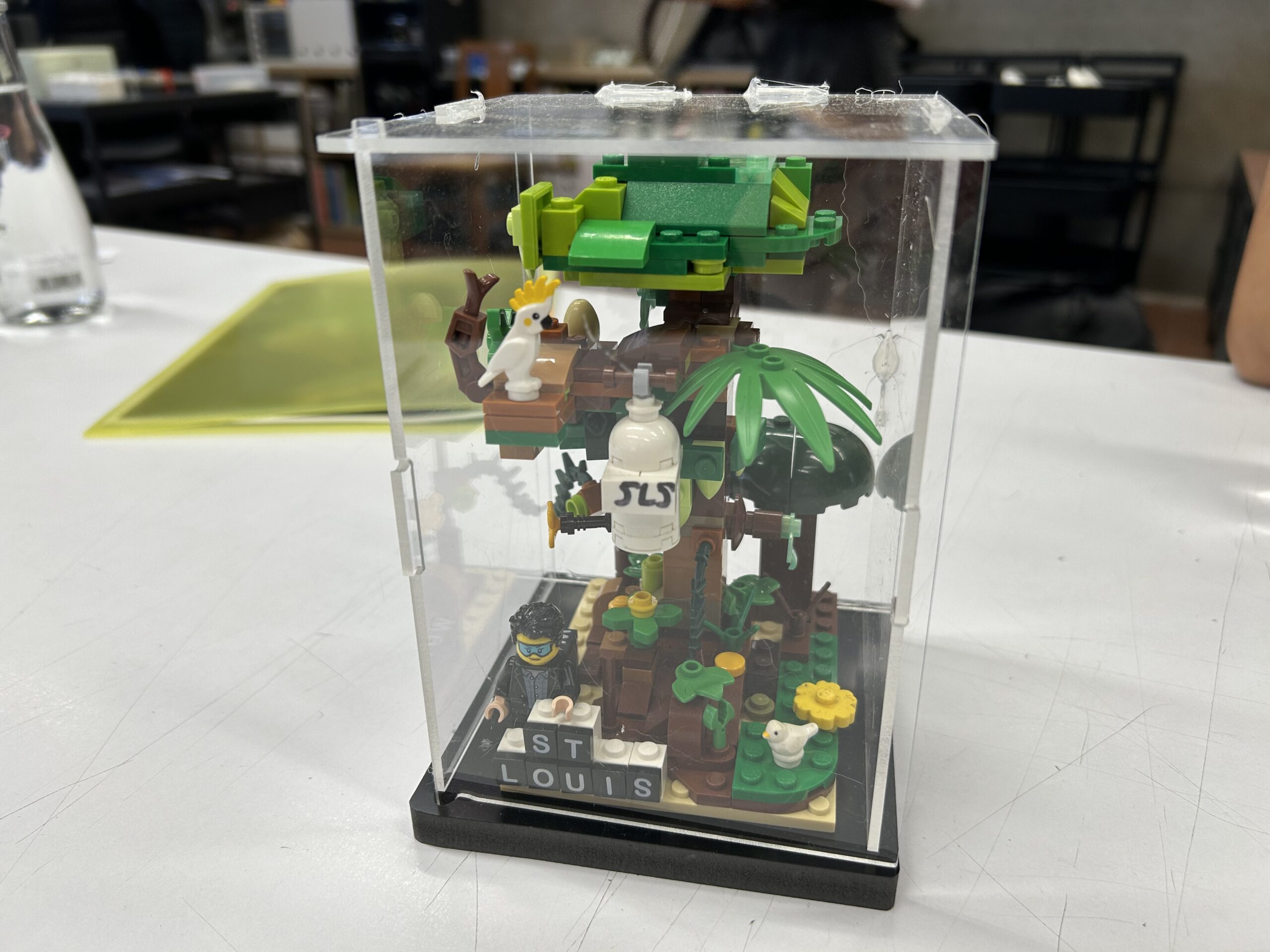Een Lego-boom gemaakt door Owen Yu, compleet met een kaketoe en een nestkast, is te zien in het klaslokaal voor beeldende kunst op de St. Louis School. Afbeelding door Yenni Kwok voor Mongabay.
