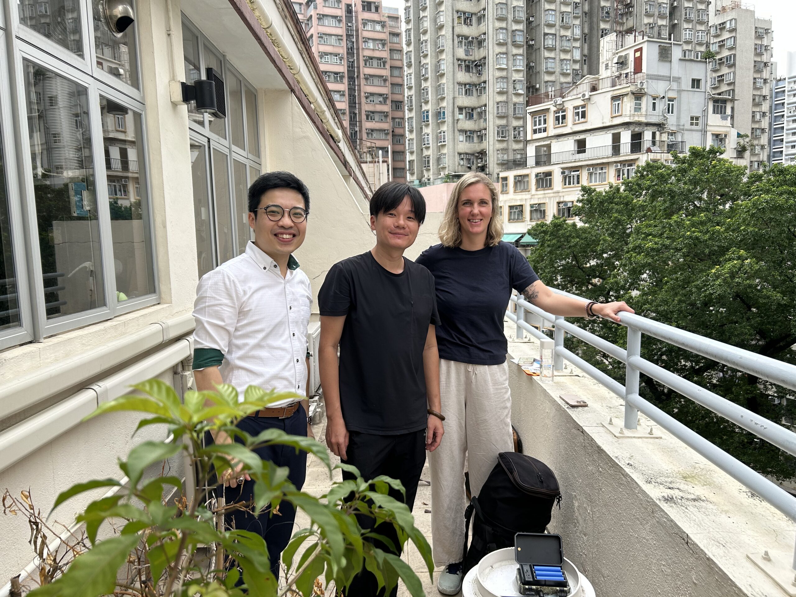 Van links naar rechts: docent beeldende kunst Winster Wong, natuurbeschermer Harry Wong en bioloog Astrid Andersson aan de St. Louis School in Hong Kong op 7 september 2026. Afbeelding door Yenni Kwok voor Mongabay. 