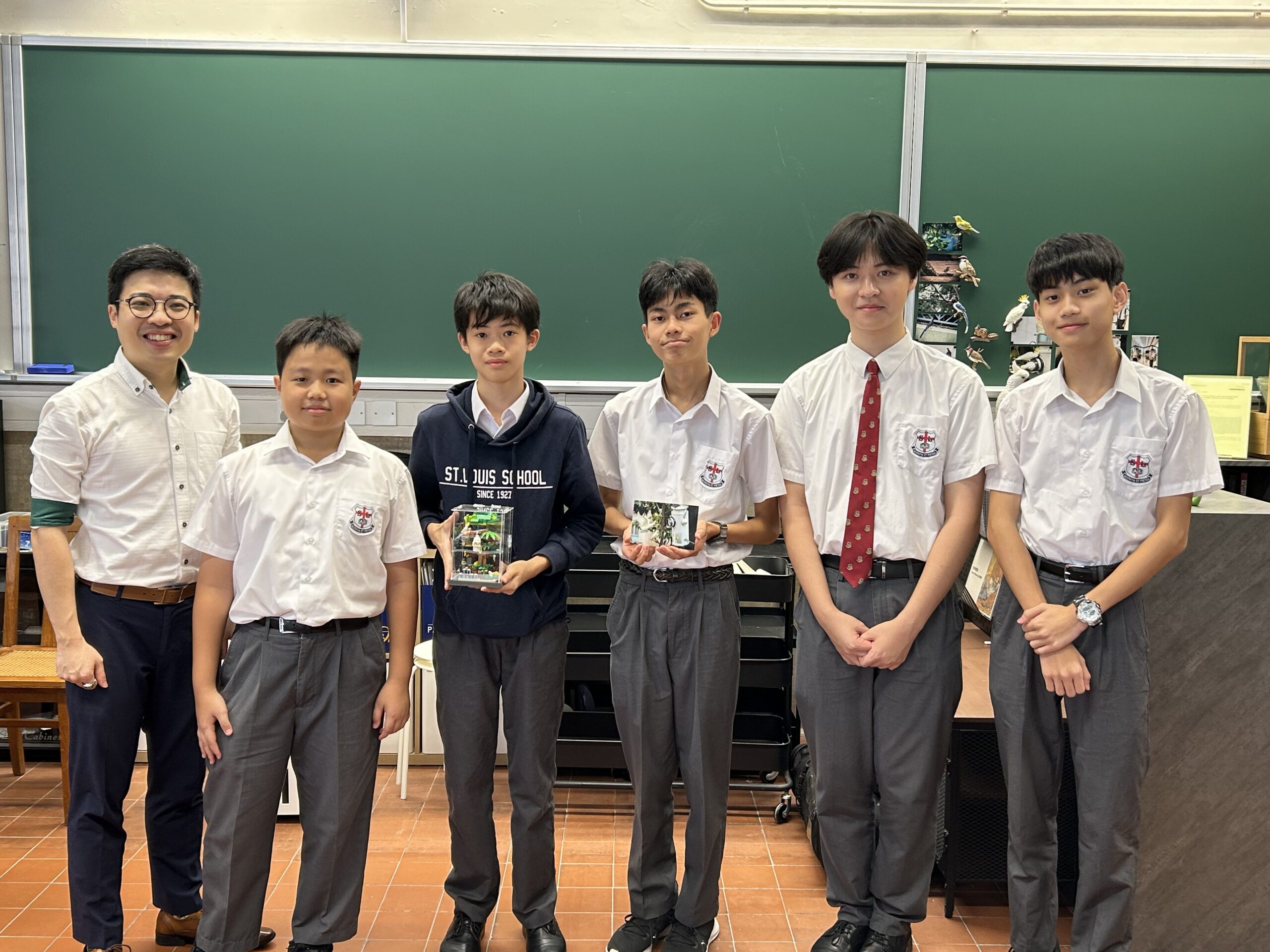 Van links naar rechts: Winster Wong, docent beeldende kunst aan de St. Louis School met studenten Asa Tam, Owen Yu, Rooney Cheung, Rex To en Lincoln Leung op 7 september 2026. Afbeelding door Yenni Kwok voor Mongabay.