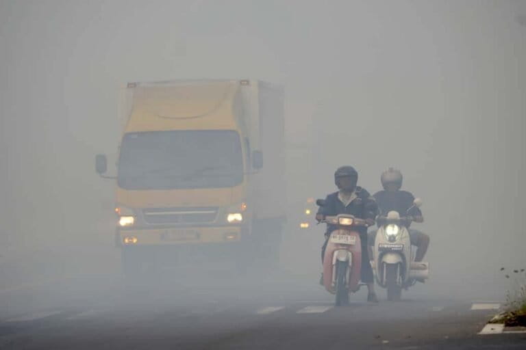 Nevel veroorzaakt door bos- en landbranden op de Palembang-Indralaya Highway op 11 september.