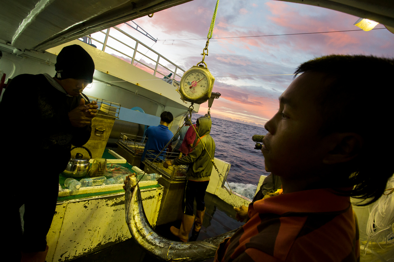 Bemanning op een illegaal vissersvaartuig in de Stille Oceaan.